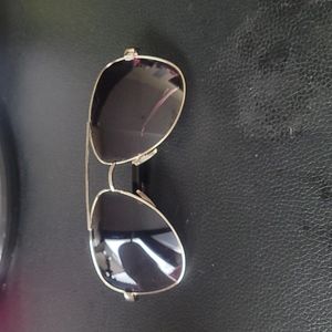 Aviator style sunglasses